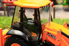 Load image into Gallery viewer, 42702 Britains Jcb 3Cx Backhoe Loader Tractors And Machinery (1:32 Scale)