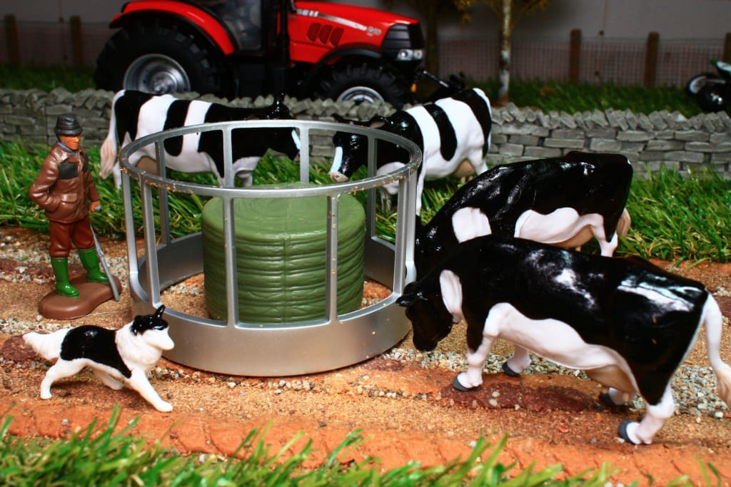 43137A1 BRITAINS CATTLE FEEDERS SET INC ROUND FEEDER WITH BALE 4 X FRIESIAN COWS 1 X FARMER AND DOG