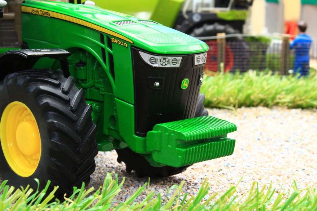 43174 BRITAINS JOHN DEERE 8400R TRACTOR