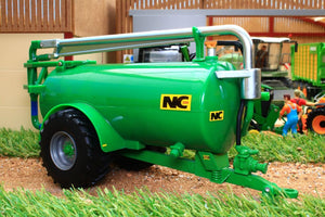 43253 BRITAINS NC SLURRY TANKER ROADSIDE IN GREEN