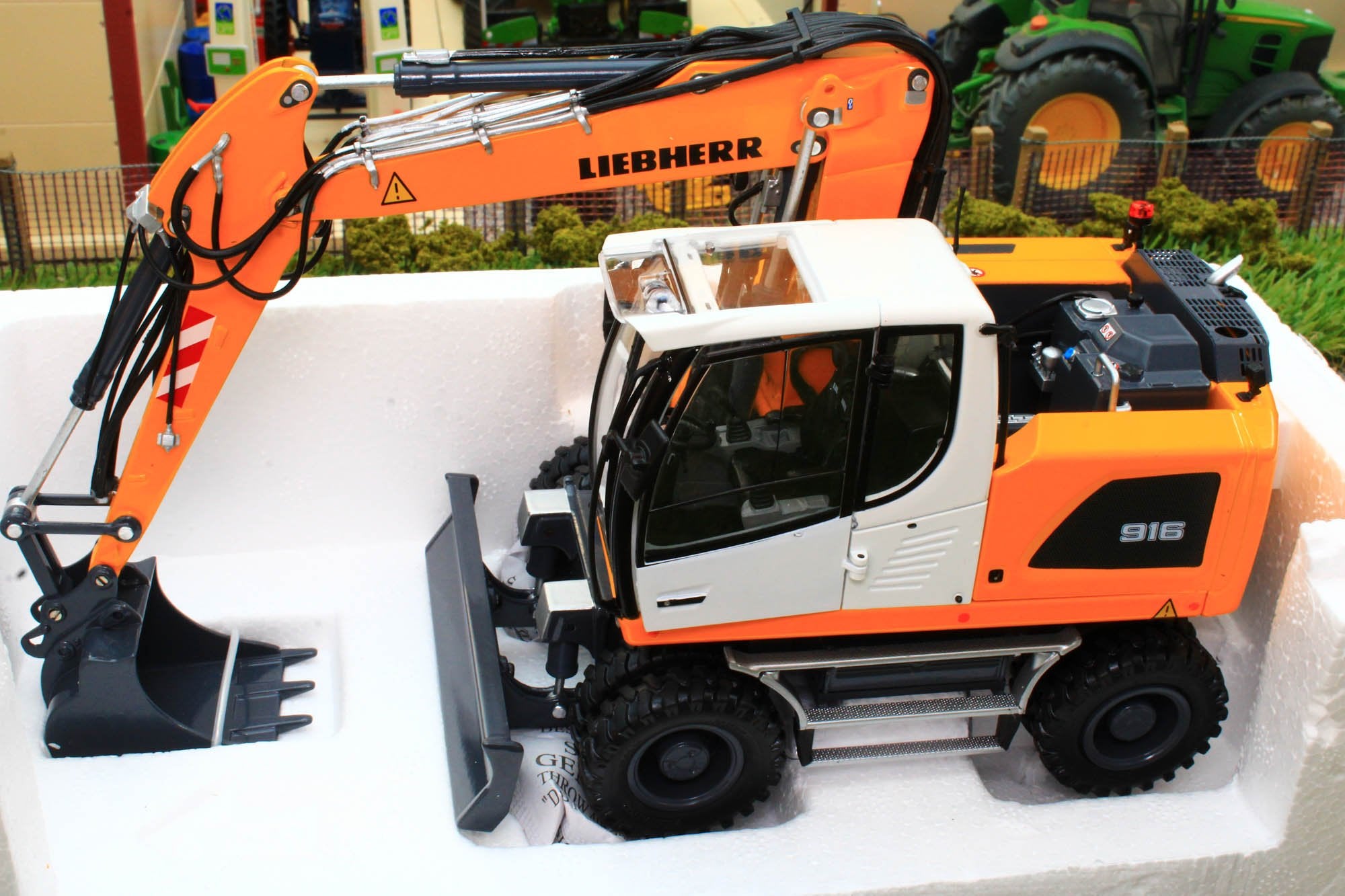 AT3200141 AT COLLECTIONS LIEBHERR A916 WHEELED EXCAVATOR