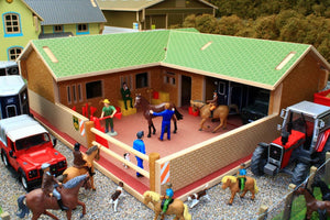 Bt8300 The Stable Yard With Free Britains Horse And Rider Set! Farm Buildings & Stables (1:32 Scale)