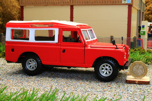 BUR22063 BURAGO 1:24 SCALE LAND ROVER SERIES II IN RED