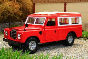 BUR22063 BURAGO 1:24 SCALE LAND ROVER SERIES II IN RED