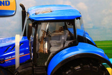 Load image into Gallery viewer, BUR44068 BURAGO 1:32 SCALE NEW HOLLAND T7 HD 4WD TRACTOR WITH LOG TRAILER