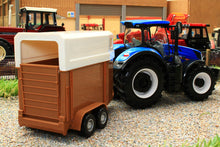 Load image into Gallery viewer, BUR44069 BURAGO 132 SCALE NEW HOLLAND T7 HD 4WD TRACTOR WITH HORSE BOX