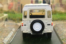 Load image into Gallery viewer, GRE86562 Greenlight Land Rover 88 Series IIa Station Wagon Ace Ventura