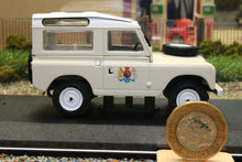 Load image into Gallery viewer, GRE86562 Greenlight Land Rover 88 Series IIa Station Wagon Ace Ventura