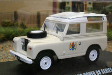 Load image into Gallery viewer, Gre86562 Greenlight 1:76 Scale Land Rover 88 Series Iia Station Wagon Ace Ventura Livery Tractors