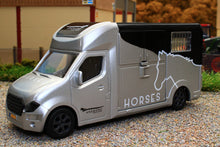 Load image into Gallery viewer, KG0211 Kids Globe Anemone Horse Transporter with internal lights and sound