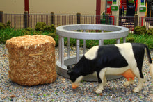 Load image into Gallery viewer, KG1961 ROUND FEEDER WITH BALE AND FRIESIAN COW STANDING