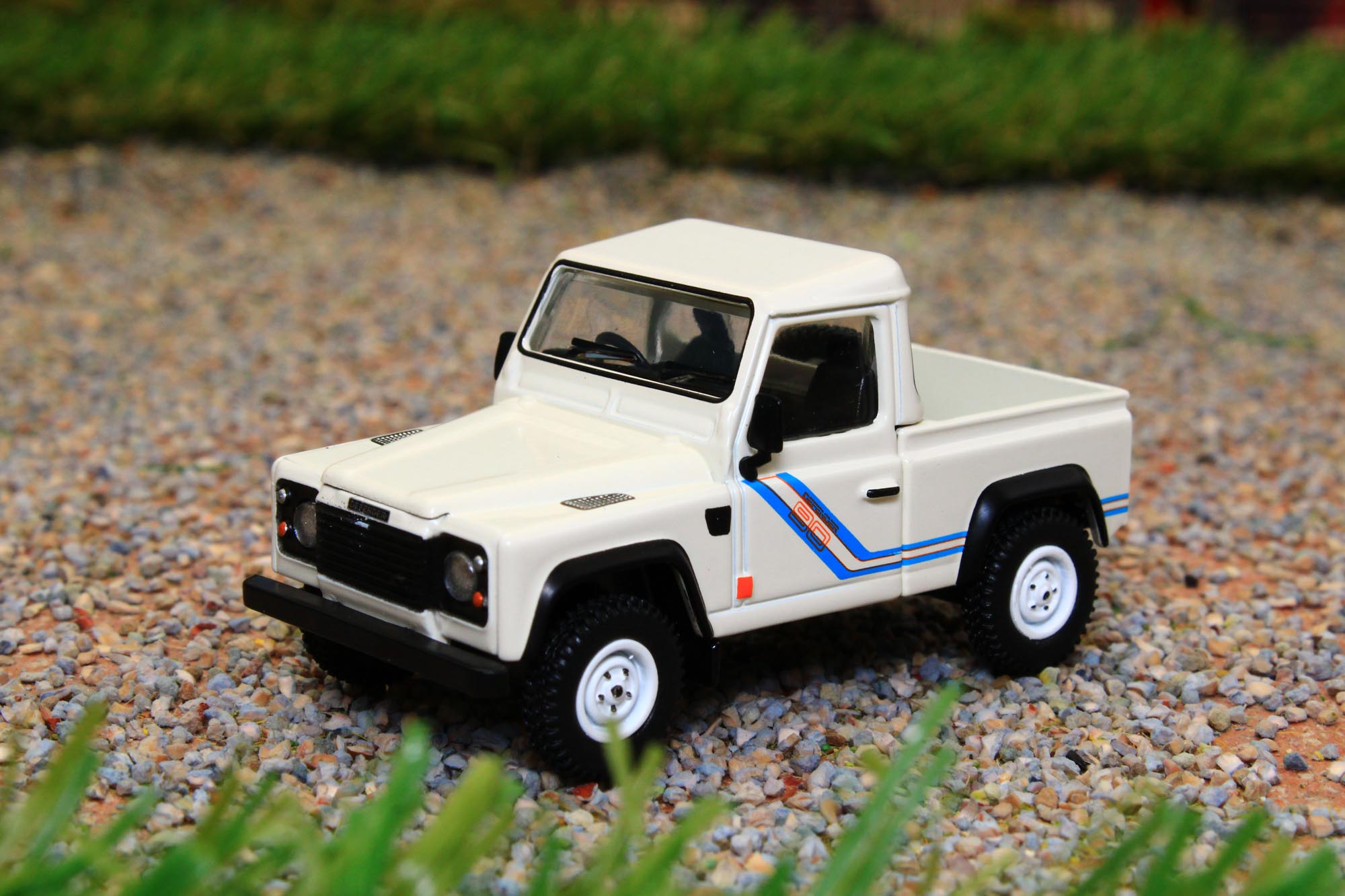TSMMGT00338 MiniGT 1:64 Scale Land Rover Defender 90 Pick Up