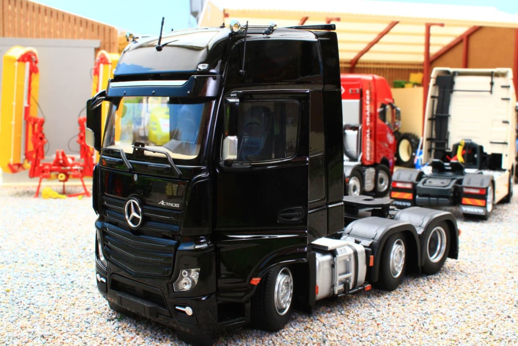 MM1912-02 Mercedes-Benz Actros Gigaspace 6x2 in Black ** BACK IN