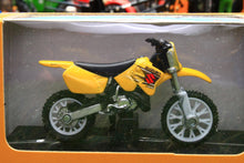 Load image into Gallery viewer, NEW06017Y Newray 1:32 Scale Suzuki RM125 Motorbike