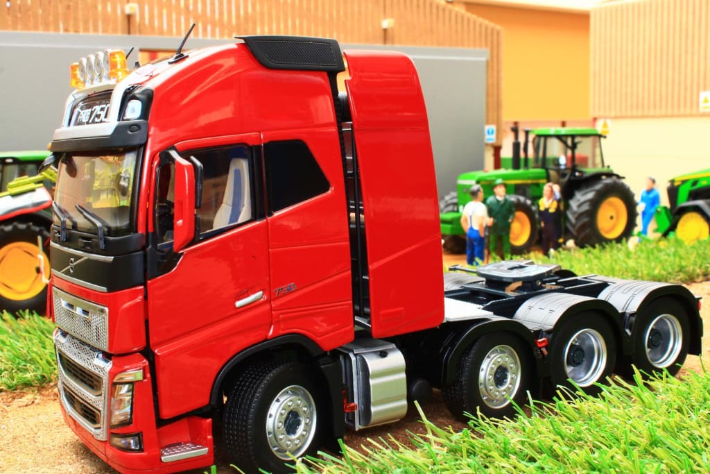 Mm1915-02 Marge Models Volvo Fh16 8X4 In Red Tractors And Machinery (1:32 Scale)