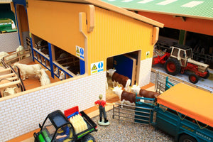 Bt8700 Cattle Handling Unit With Free Set Of Brushwood Store Cattle! Farm Buildings & Stables (1:32