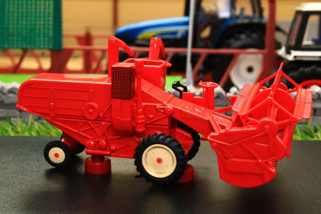 Oxf76Chv001 Oxford Die Cast Combine Harvester In Red (1:76 Scale) Tractors And Machinery Scale)
