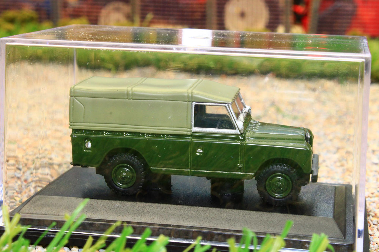 OXF76LAN2011 Oxford Diecast 1:76 Scale Land Rover S2 with Canvas Back in Bronze Green