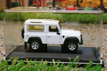 Load image into Gallery viewer, OXF76LRDF012 OXFORD DIECAST 1:76 SCALE Land Rover Defender 90 Station Wagon White