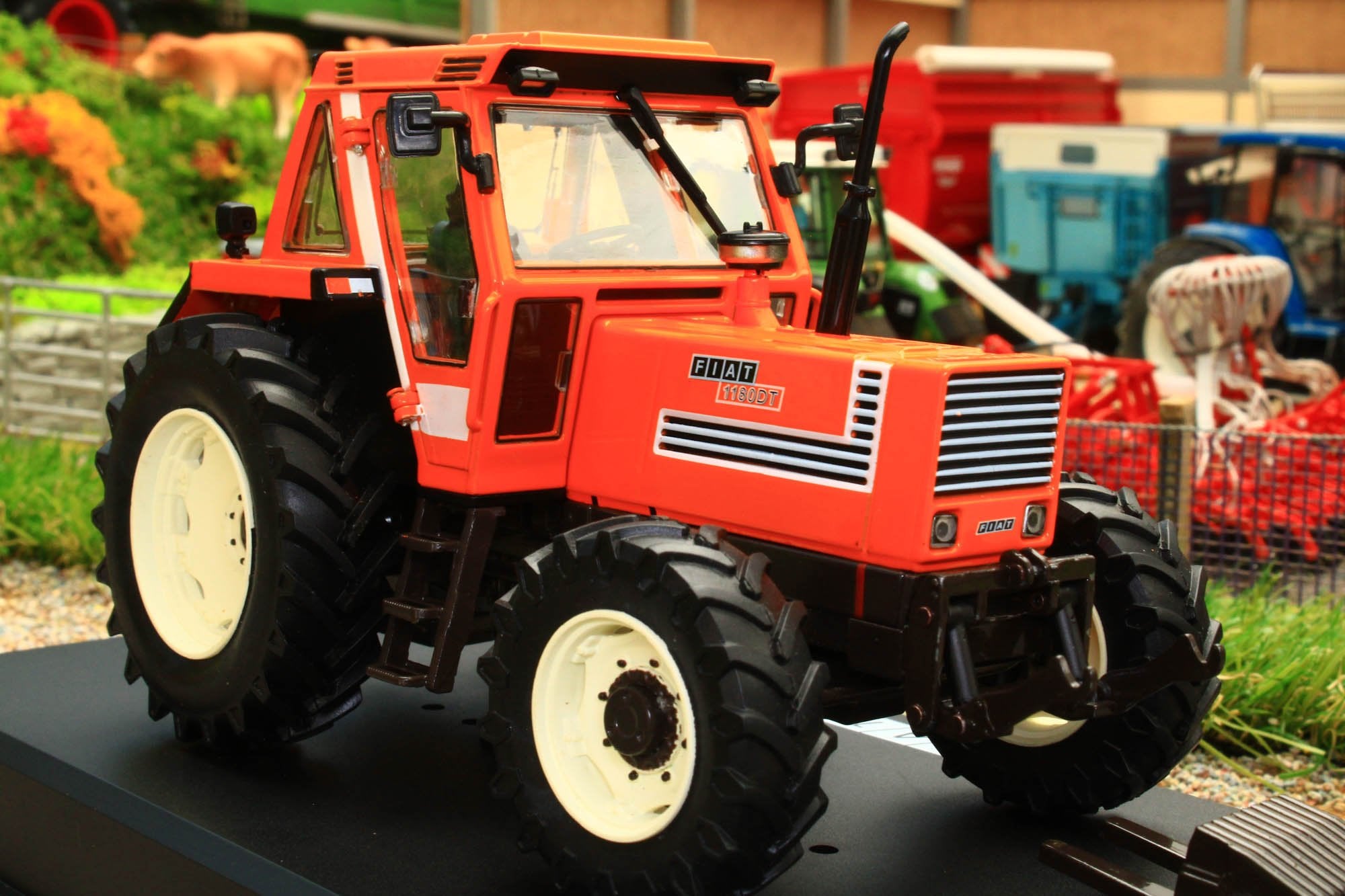 Tracteurs FIAT 1180DT 4 roues motrices avec une échelle de 1/32 conçu Tracteurs FIAT 1180DT 4 roues motrices avec une échelle de 1/32 conçu