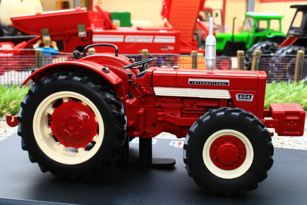 Modèle Réduit Tracteur International IH 624 Avec Chauffeur - Replicagri 1/32, Neuf