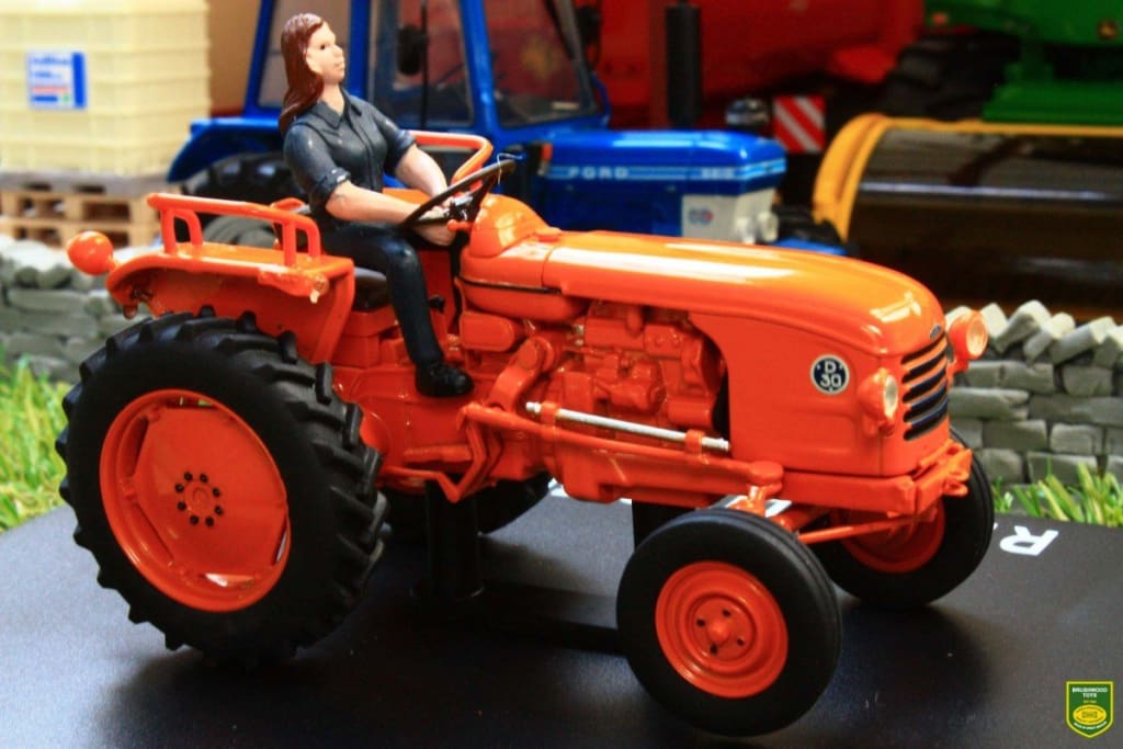 Tracteur FIAT 640 accompagné d'une figurine avec une échelle de 1/32 Tracteur FIAT 640 accompagné d'une figurine avec une échelle de 1/32