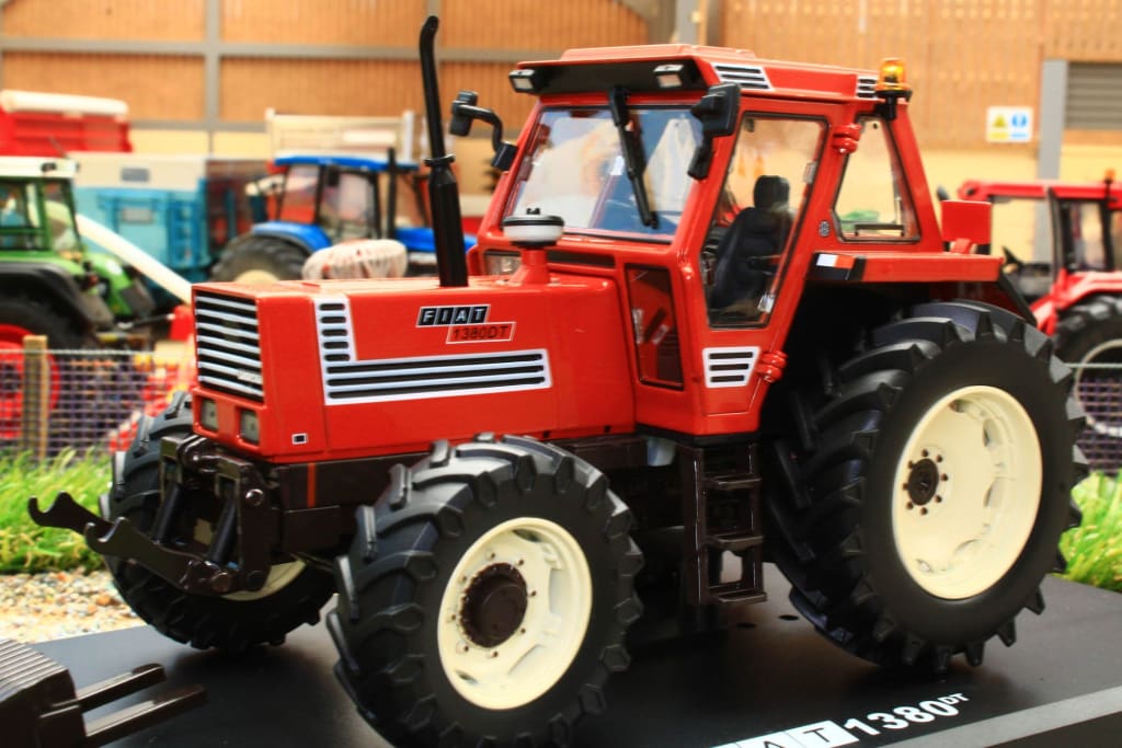 Tracteur FIAT 1380 DT équipé du relevage avant déclipsable avec une échelle de 1/32 conçu par Tracteur FIAT 1380 DT équipé du relevage avant déclipsable avec une échelle de 1/32 conçu par