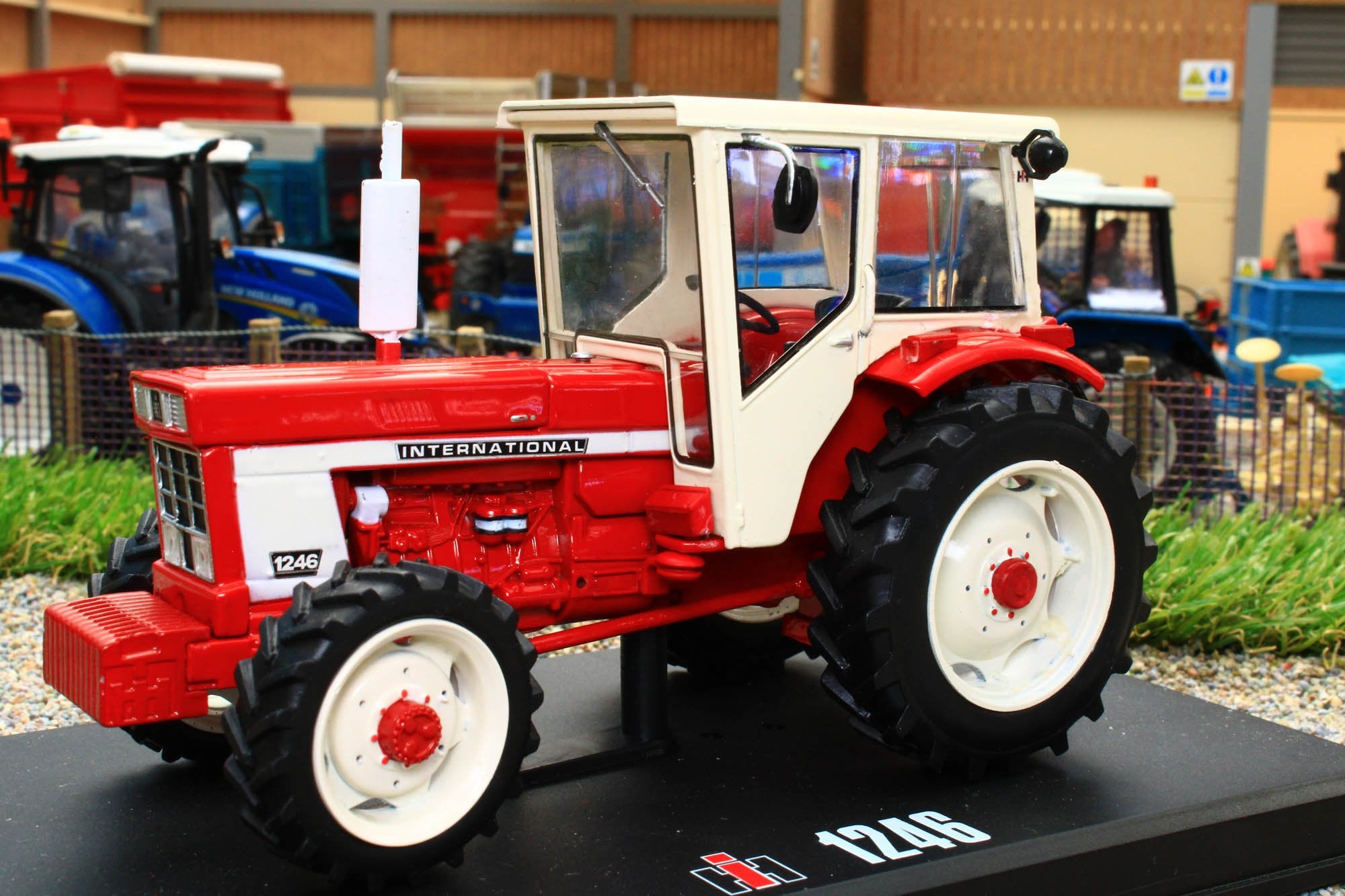 REP204REPLICAGRIINTERNATIONALIH12464WDTRACTORPIC1.jpg