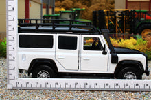 Load image into Gallery viewer, TAY32105011 Tayumo 1:32 Scale Land Rover Defender 110 4x4 in Fuji White