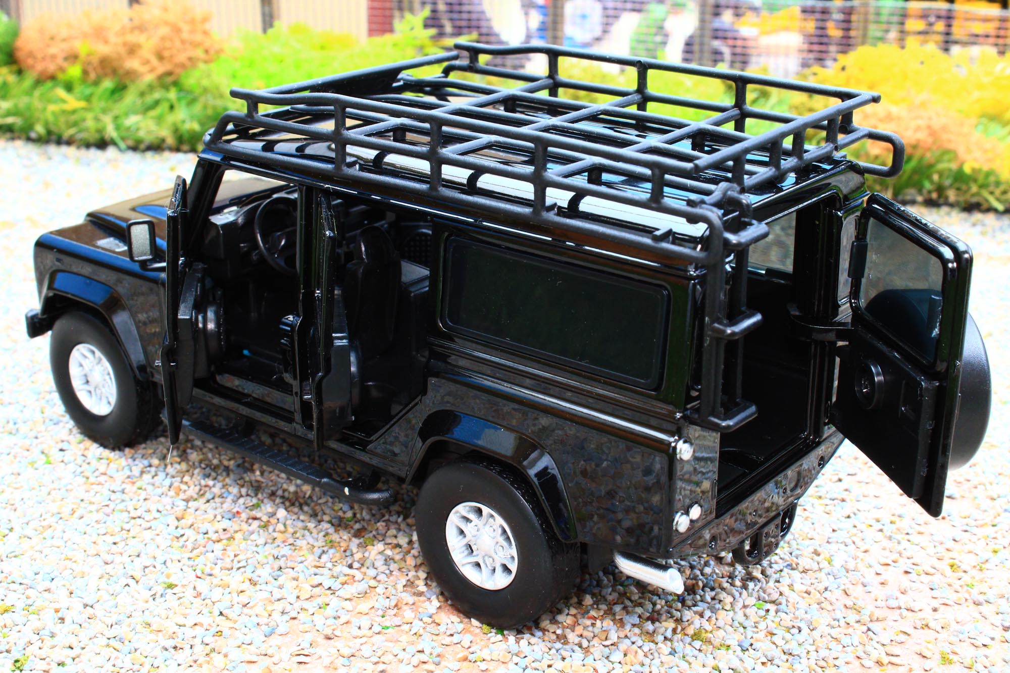 TAY32105012 Tayumo 1:32 Scale Land Rover Defender 110 4x4 in Black ...