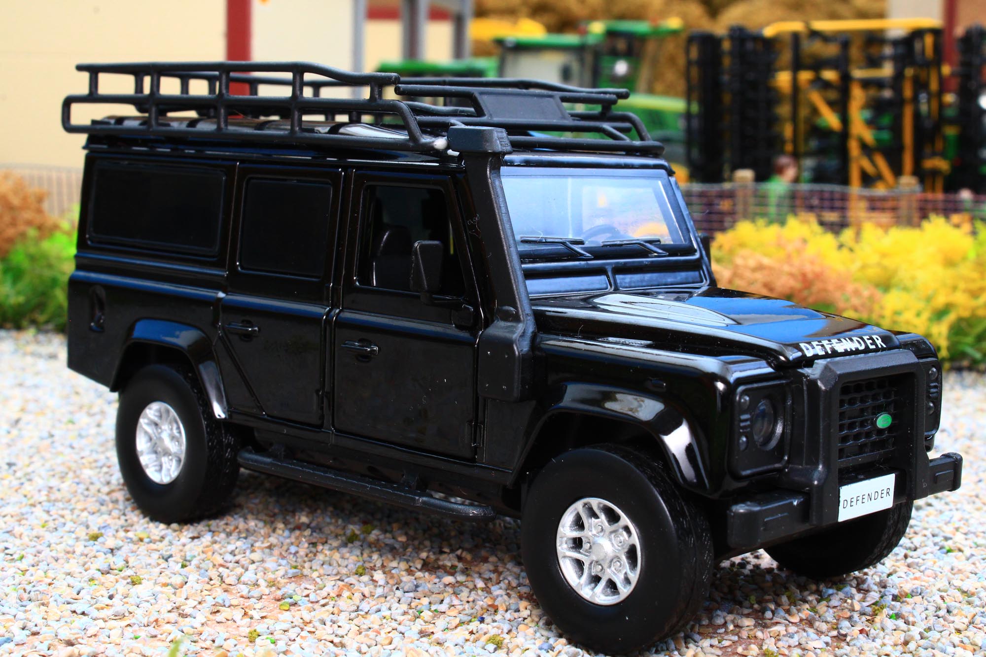 TAY32105012 Tayumo 1:32 Scale Land Rover Defender 110 4x4 in Black ...