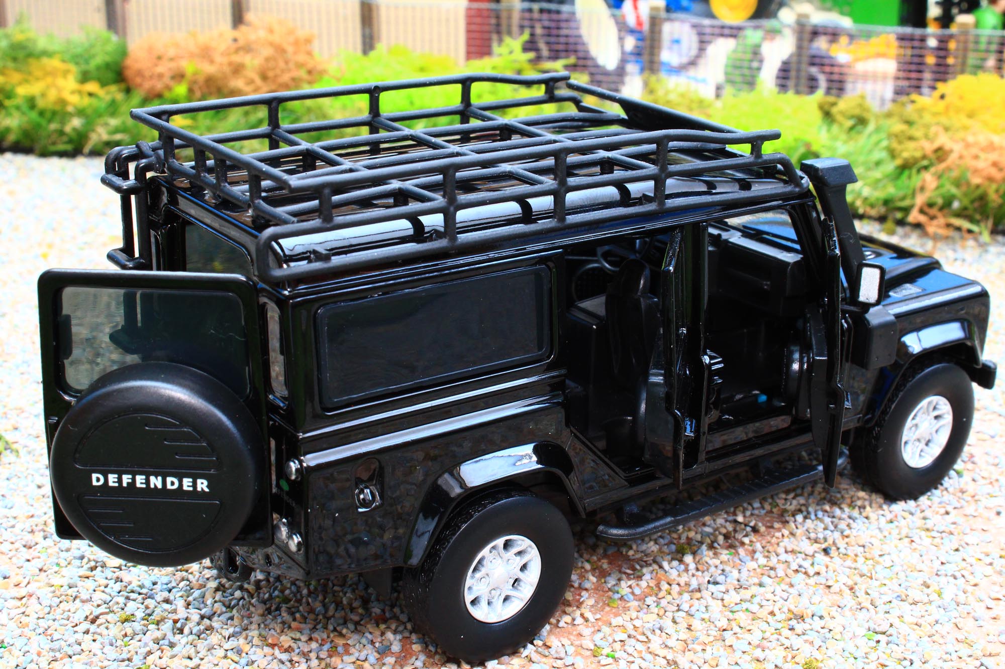 TAY32105012 Tayumo 1:32 Scale Land Rover Defender 110 4x4 in Black ...