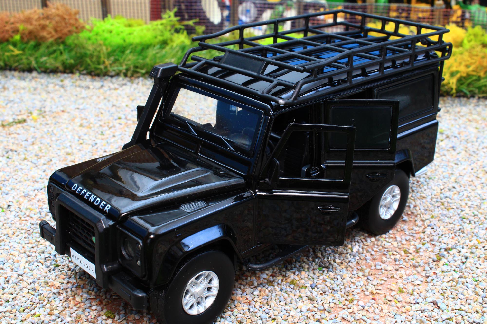 TAY32105012 Tayumo 1:32 Scale Land Rover Defender 110 4x4 in Black ...