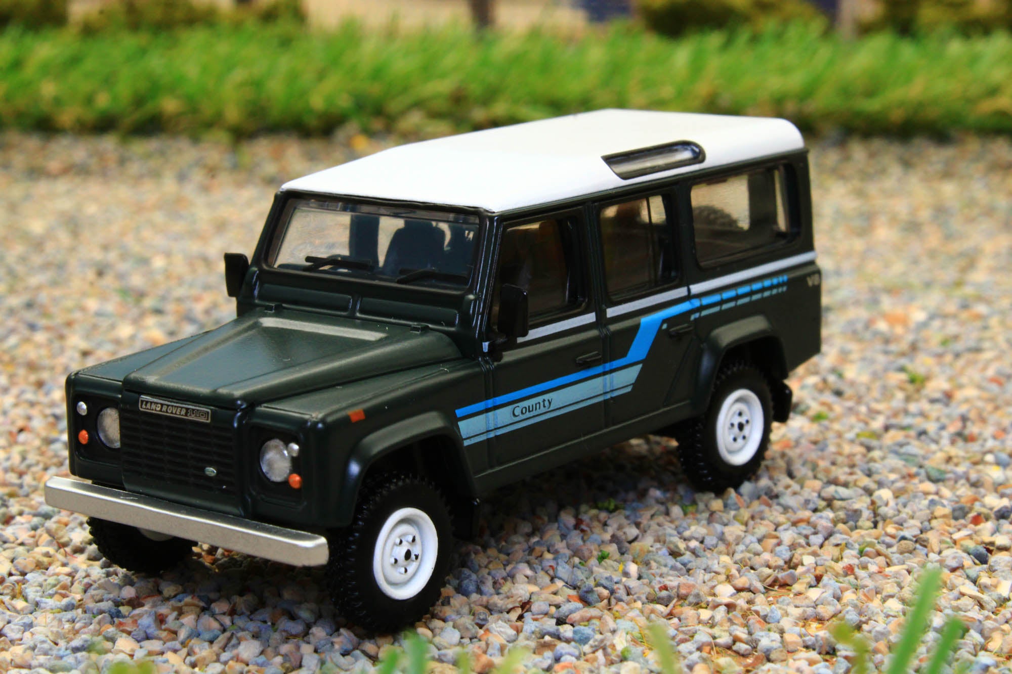 TSMMGT00151R MINI GT MODELS 1:64 SCALE Land Rover Defender 110 1985 County  Station Wagon Grey