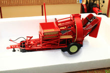 Load image into Gallery viewer, Uh2585 Universal Hobbies Grimmie Potato Harvester Tractors And Machinery (1:32 Scale)