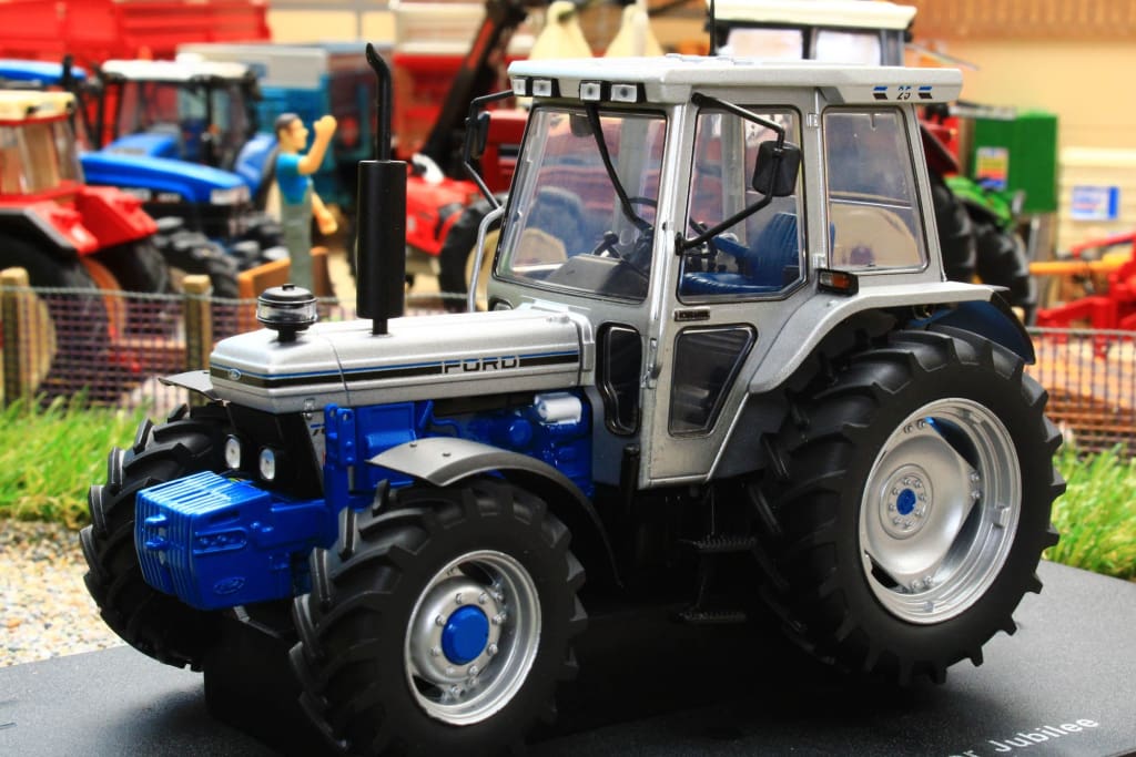 Universal Hobbies 1:32 Scale Ford 7810 Jubilee Edition Silver Tractor Diecast Replica UH2882 - UNIVERSAL HOBBIES