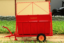 Load image into Gallery viewer, Uh4964 Universal Hobbies Taarup Tipvogn T3 Side Tip Trailer Tractors And Machinery (1:32 Scale)
