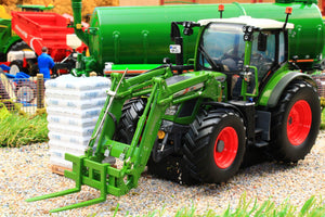 UH6448 Universal Hobbies Fendt 514 Vario Tractor with Front Loader, Agromais Seed Bags & Pallet Ltd Edition