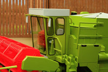 Load image into Gallery viewer, Usk30012 Usk Claas Dominator 85 Combine Harvester - With Cab Tractors And Machinery (1:32 Scale)