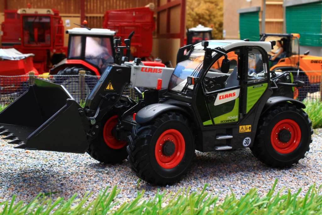 W7347 Wiking Claas Scorpion 7044 Telehandler - Discontinued & Sold Out