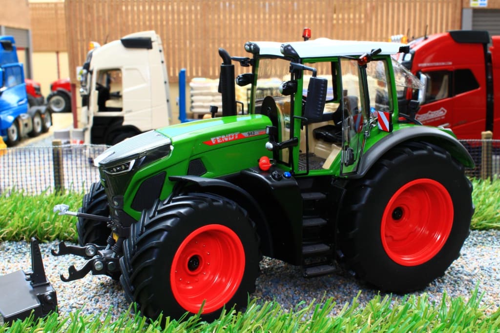 W7847 WIKING FENDT 942 VARIO TRACTOR - Discontinued & Sold Out