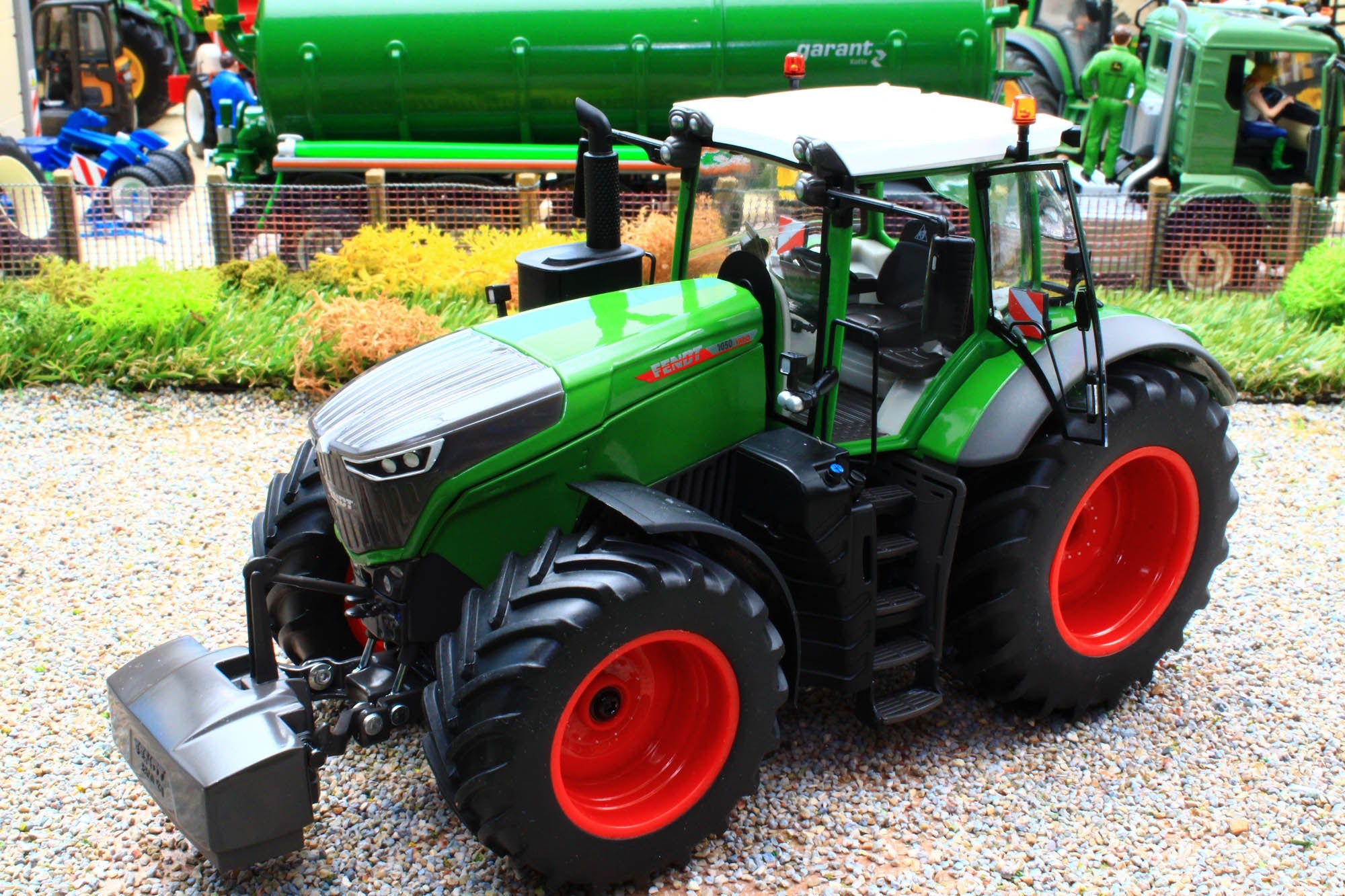 Wiking 1:32 Fendt 1050 Vario Traktor mit Zwillingsreifen grün / schwarz Wiking 1:32 Fendt 1050 Vario Traktor mit Zwillingsreifen grün / schwarz