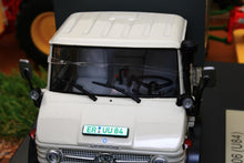 Load image into Gallery viewer, WE1044 Weise Mercedes Benz Unimog 406 (U84) with Canvas Load Bed Cover - close up of windscreen and bonnet