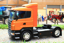 Load image into Gallery viewer, WEL32625O WELLY 132 SCALE SCANIA 4470 4X2 LORRY IN METALLIC ORANGE