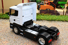 Load image into Gallery viewer, WEL32625W Welly 1:32 Scale Scania R470 4xs lorry in white