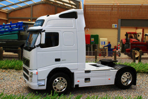 WEL32630W WELLY 132 SCALE VOLVO FH12 4X2 LORRY IN WHITE