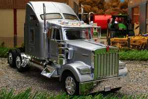 WEL32660S WELLY 1:32 SCALE KENWORTH W900 LORRY IN SILVER