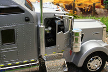 Load image into Gallery viewer, WEL32660S WELLY 1:32 SCALE KENWORTH W900 LORRY IN SILVER