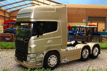 Load image into Gallery viewer, WEL32670LD WELLY 132 SCALE SCANIA R730 V8 6X4 LORRY IN GOLD