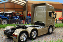 Load image into Gallery viewer, WEL32670LD WELLY 132 SCALE SCANIA R730 V8 6X4 LORRY IN GOLD